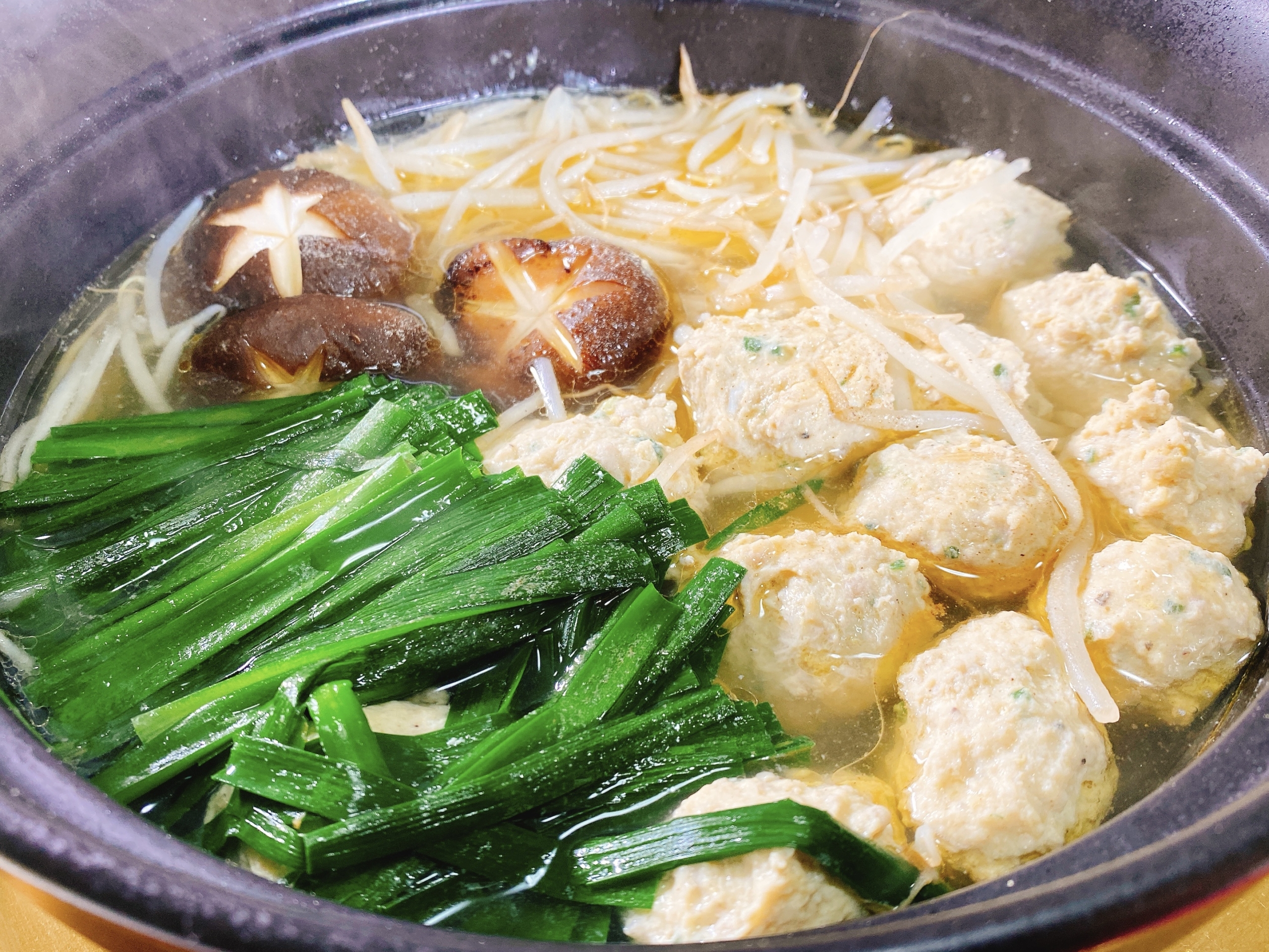 【低糖質レシピ】鶏ひき肉だんごのラーメンスープ風お鍋 - KOMZAP